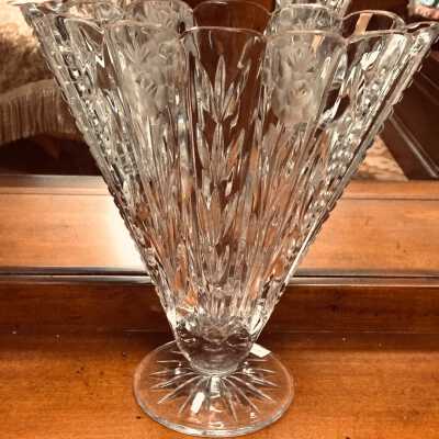 Fan-shaped lead crystal vase on circular base, c. 1950s
