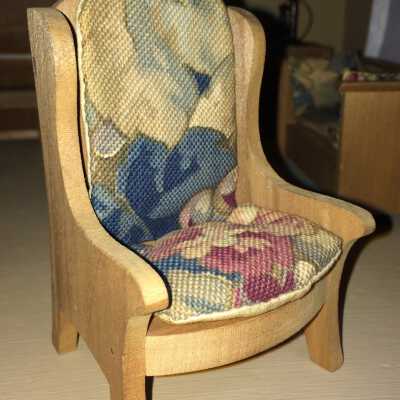 Chair 1983.32.1.9: Master reception chair has two cushions.