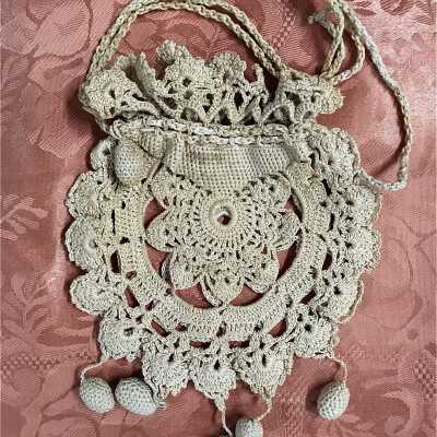 Crocheted ecru purse with 5 ball tassels of Bertha Masters, 1910 - 1915