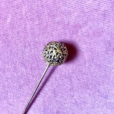 Hat pin with filligree gold plated ball, early 1900s