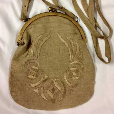 Ecru linen purse embroidered with stylized flowers and leaves, 1912