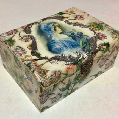Jewel box with lady in a blue dress and bonnet of Mabel Blom, c. 1900