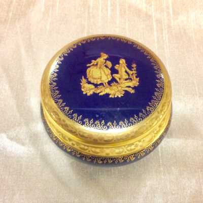 Circular Limoges box with courting couple, prior 2017