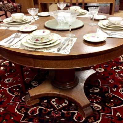 Oak dining table and four expansion leaves, early 1900s