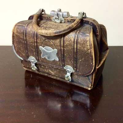 Leather traveling bag of Mrs. H. H. Meyers, c. 1900