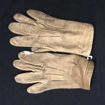 Tan chilren's kid gloves with two buttons, early 1900s