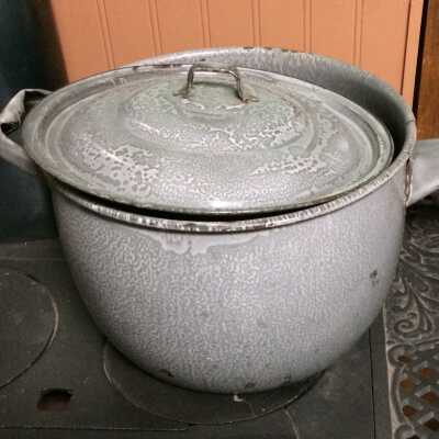 Large cooking pot with lid of the Cox family, c. 1900-1920