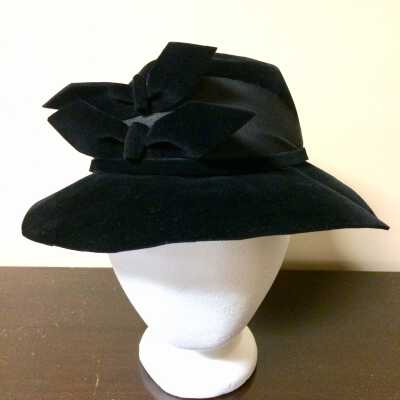 Black velvet brim hat with grosgrain ribbon and bows, 1940