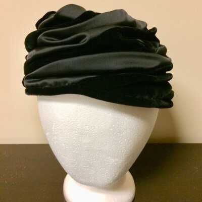 Brimless black velvet and satin evening hat, c. 1950s