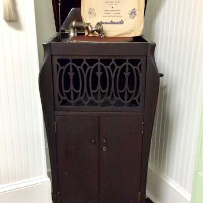 Sonora cabinet phonograph from Franck & Son of the Fenn family, c. 1920