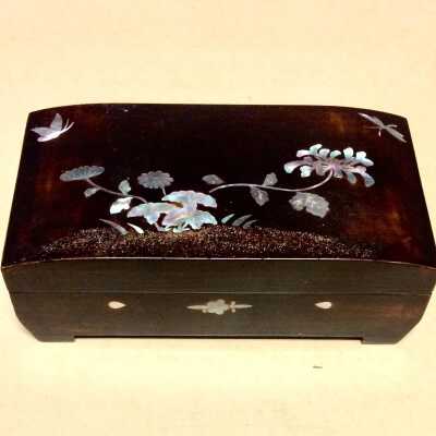 Japanese brown lacquer box with floral inlay design, c. 1930s