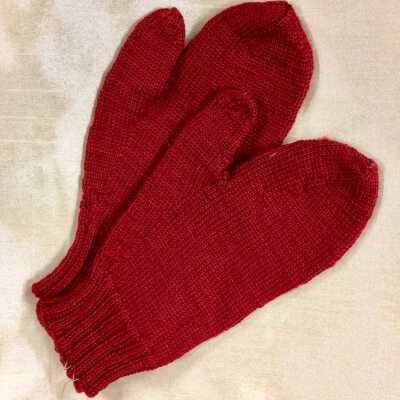 Hand-knitted red wool yarn mittens of Mildred Meyers, early 1900s