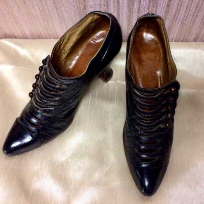 Leather shoes with straps with five buttons and French heels, c. 1910