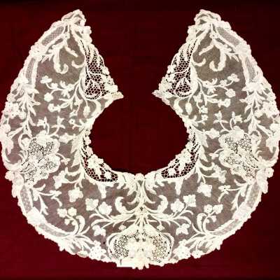 Pseudo Bertha collar of ecru lace, early 1900s