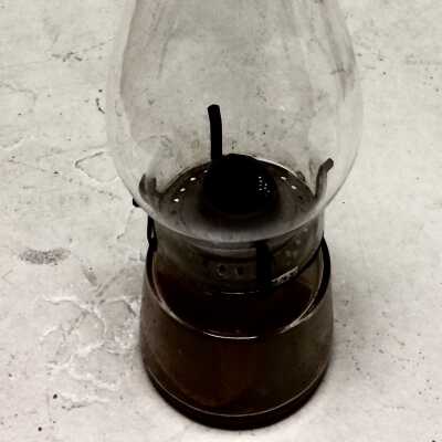 Clear glass kerosene lamp of the Hunt family, c 1890s