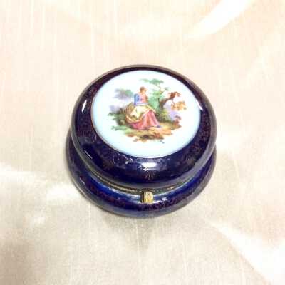 Hinged porcelain box with design of a shepherdess, c. 1920s-1930s