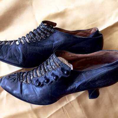 Black leather shoes with straps with 4 buttons and beads, c. 1908-1910