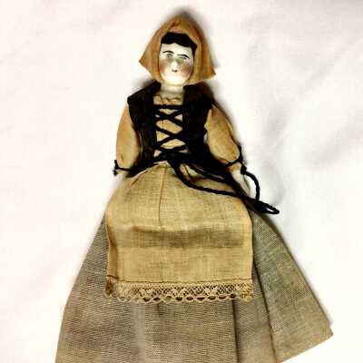 Dollhouse doll dressed in rustic pilgrim-style dress, c. 1900s