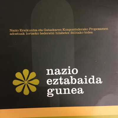 Nazio eztabaida gunea : Euskal Herriaren biziraupena... by Nazio Eztabaida Gunearen Talde Sustatzailea.