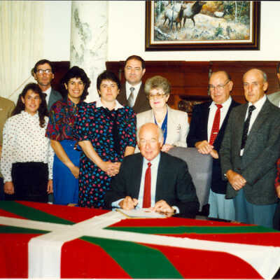 Jaialdi '90 proclamation signing