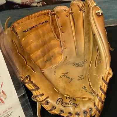 Larry Bowa model glove