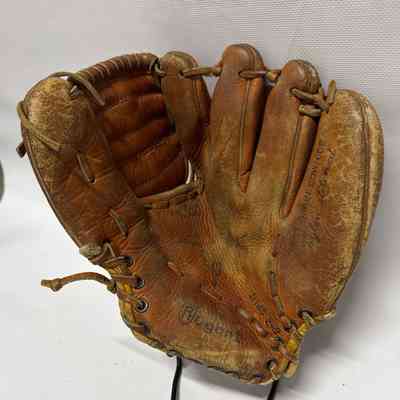 Bobby Shantz model Regent glove