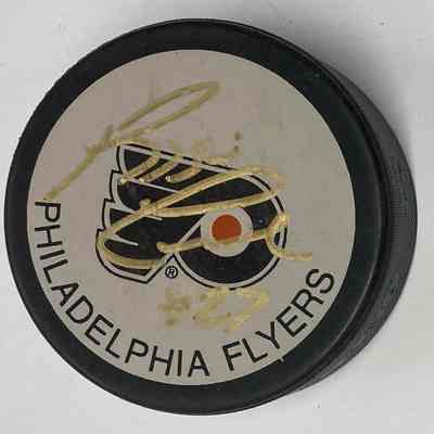 Reggie Leach signed hockey puck