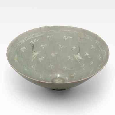 Bowl with Cranes, Clouds, and Chrysanthemums Design