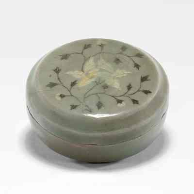 Covered Box with Flowers and Leaves Design
