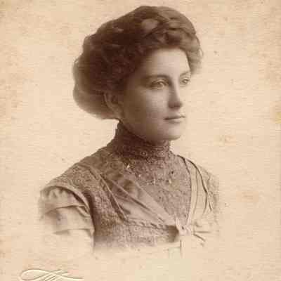 Morast Photo Studio portrait of Wanda