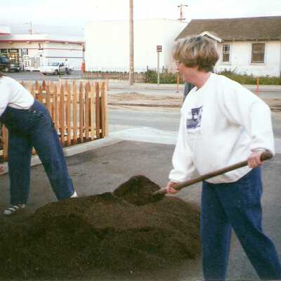 Dunes Discovery Center garden Al Naydol's plant class landscaping front yard 4/01. Cheri Brown and Rebecca Spellman.