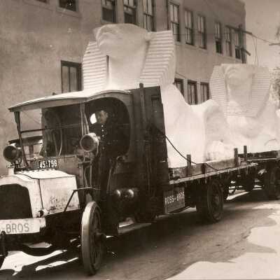 1923 behind the scenes. Sphinx without top of heads being transported.