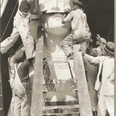 1923 workers lowering top part of face onto Sphinx.