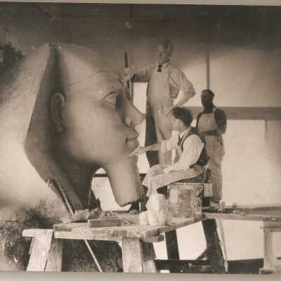 1923 workers sculpting head of pharaoh.