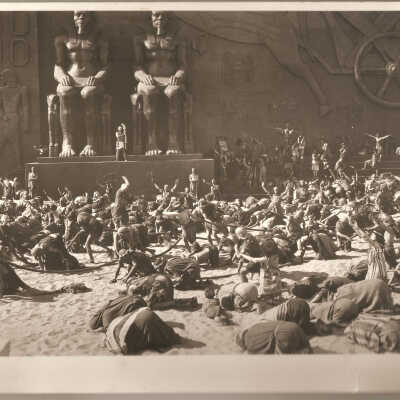 1923 movie clip. Slaves bow to Pharaoh