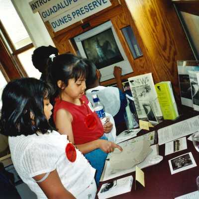 Unspecified Elementary School Field Trip 2001; 4" x 6" color photograph