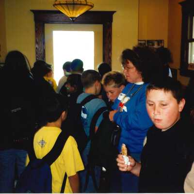 Unspecified Elementary School Field Trip 2001; 4" x 6" color photograph