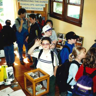 Unspecified Elementary School Field Trip 2001; 4" x 6" color photograph