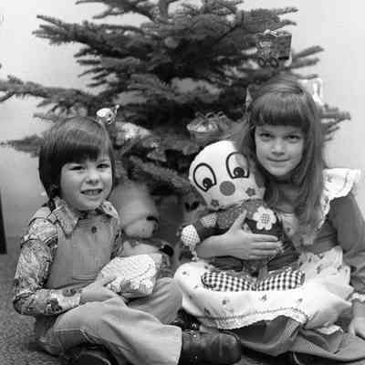Unidentified children, December 3, 1975: Frame 31