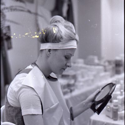 Beauty salon, 1976: Frame 32