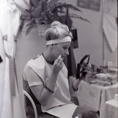 Beauty salon, 1976: Frame 33