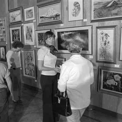 Unidentified people, Art gallery, Date unknown: Frame 16a