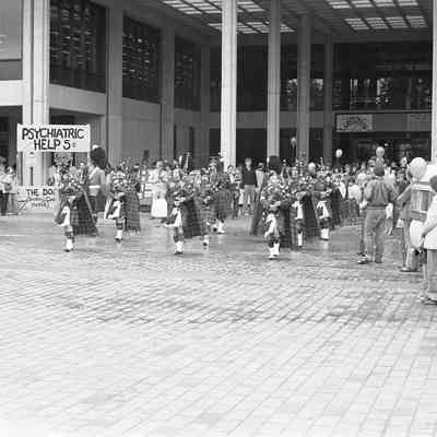 Unidentified people, TESC Super Saturday, Red Square, The Evergreen State College, Olympia, Washington, Date unknown: Frame 32