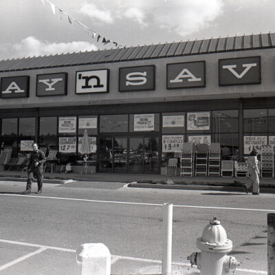 V. Guide Sailing & shops, Date unknown: Frame 30