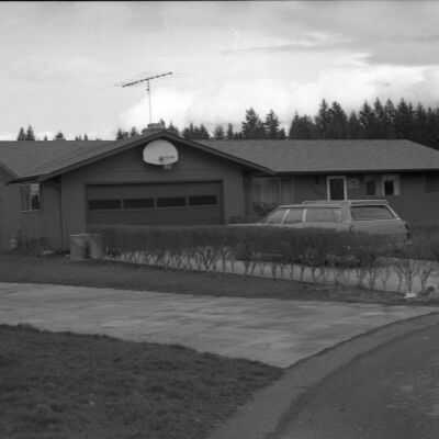 Real estate, Date unknown: Frame 40
