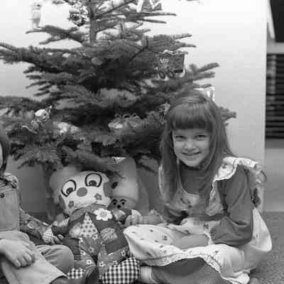 Unidentified children, December 3, 1975: Frame 26