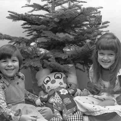 Unidentified children, December 3, 1975: Frame 27