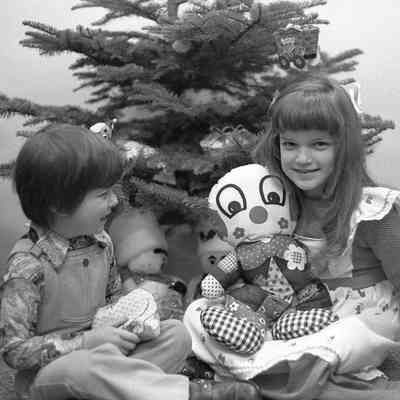Unidentified children, December 3, 1975: Frame 29