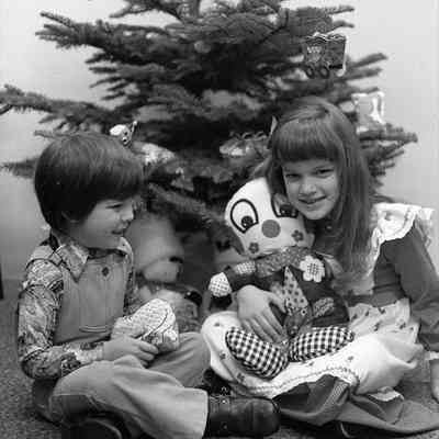 Unidentified children, December 3, 1975: Frame 30