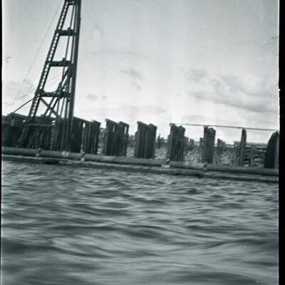 pile driver: Origformat: Photographic; Resolution: 1200 dpi